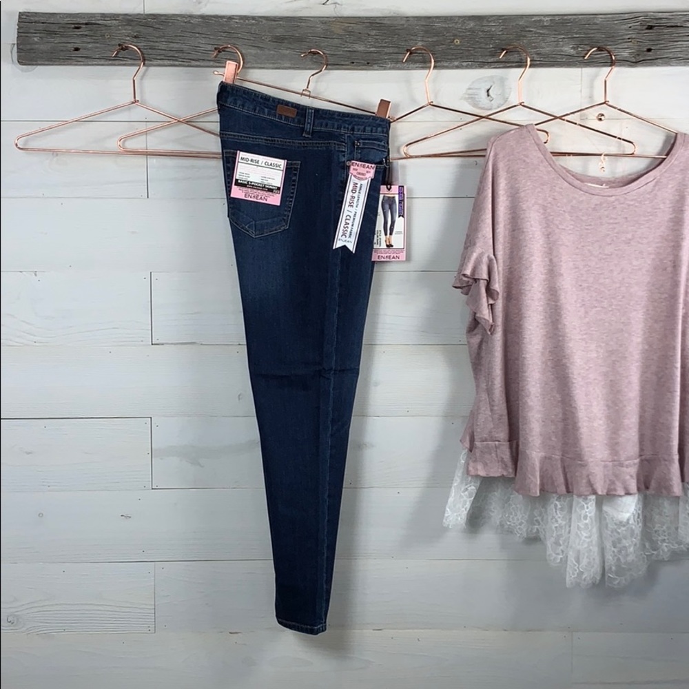 Curvy Fit, Mid Rise Classic Stone Wash Ankle Jean. - Picture 5 of 8